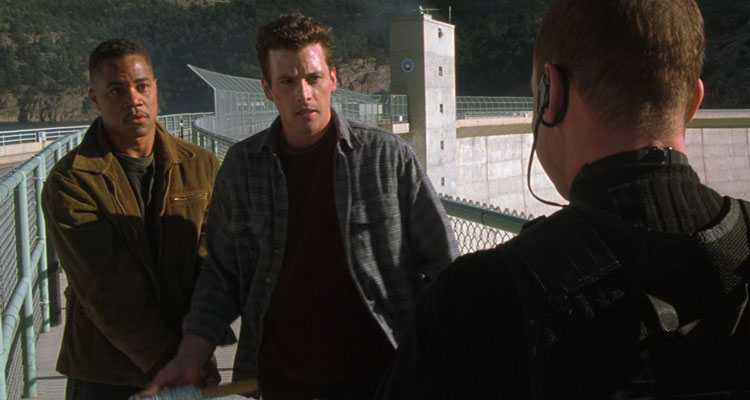 Chill Factor 1999 Movie Scene Cuba Gooding Jr. as Arlo and Skeet Ulrich as Tim confronting Peter Firth as Colonel Andrew Brynner on the dam